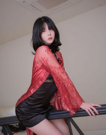两女一指