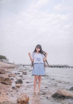 女仆露出双乳给客人玩