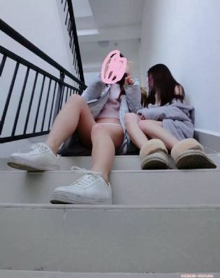 红色机尾